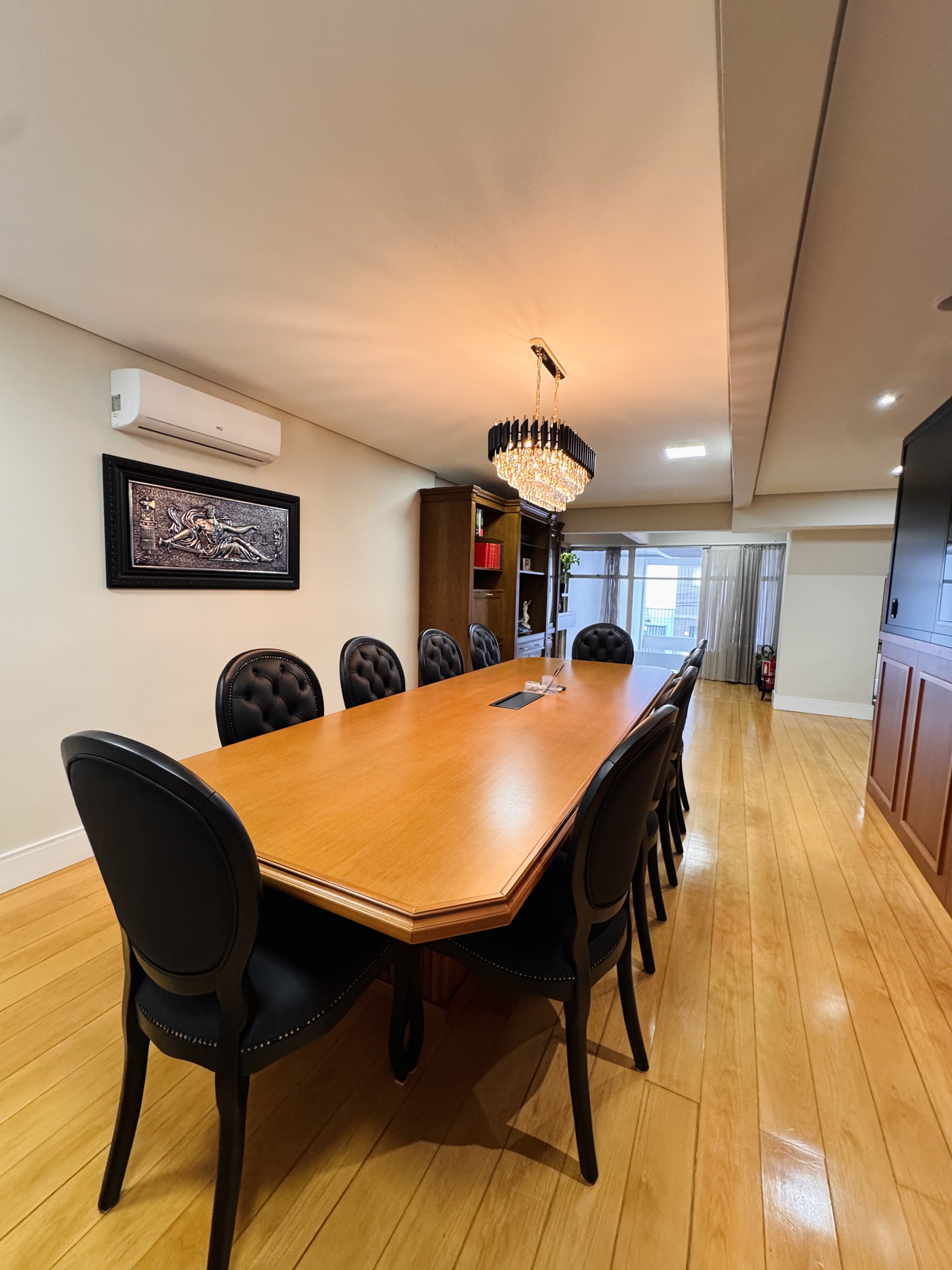 Sala de reuniões com mesa executiva