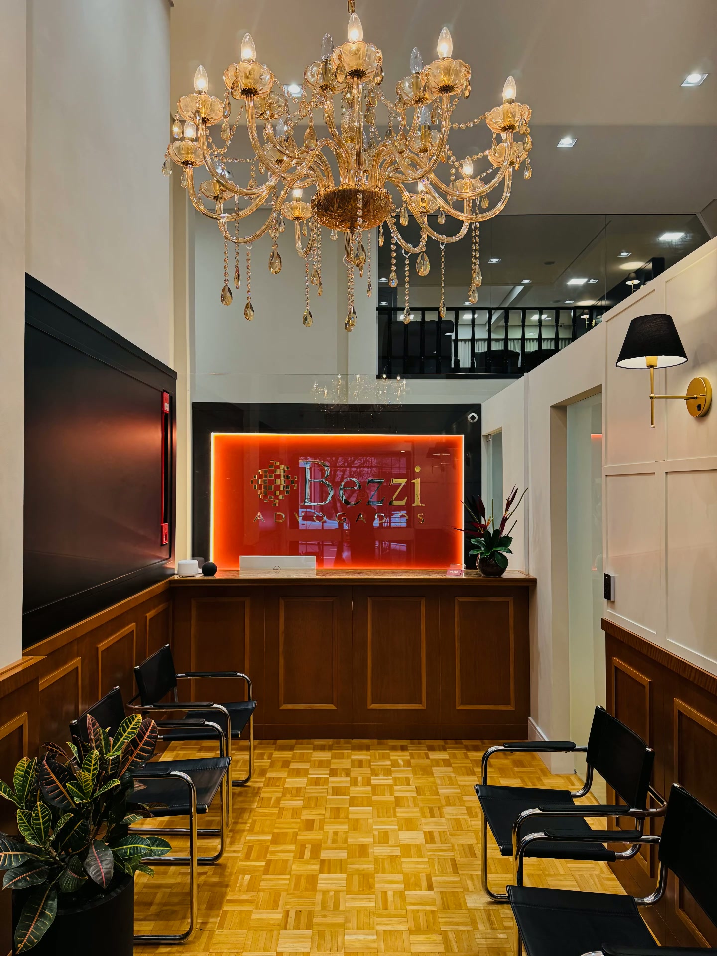 Recepção da Bezzi Advogados com lustre