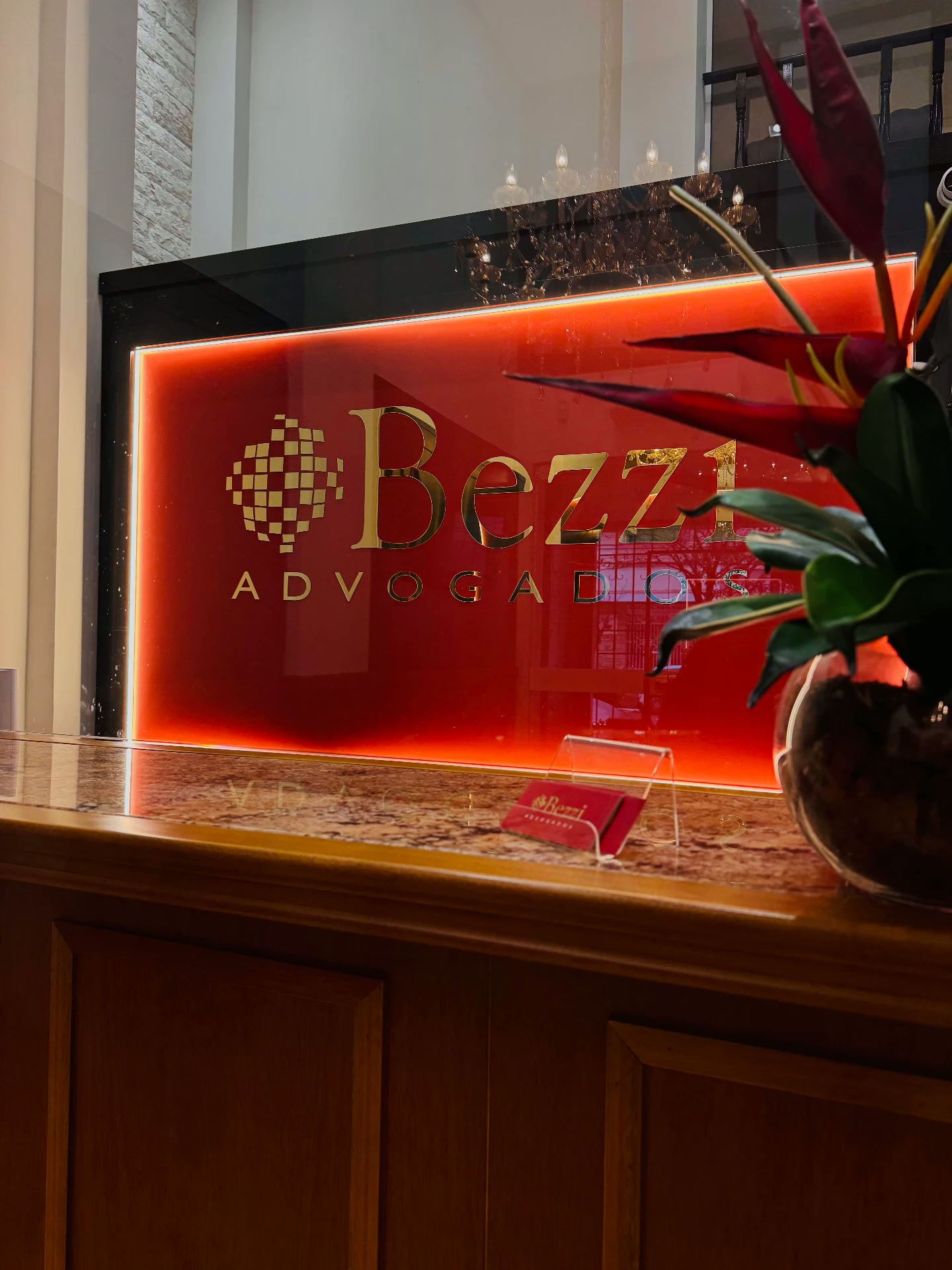 Recepção da Bezzi Advogados com o nome em destaque