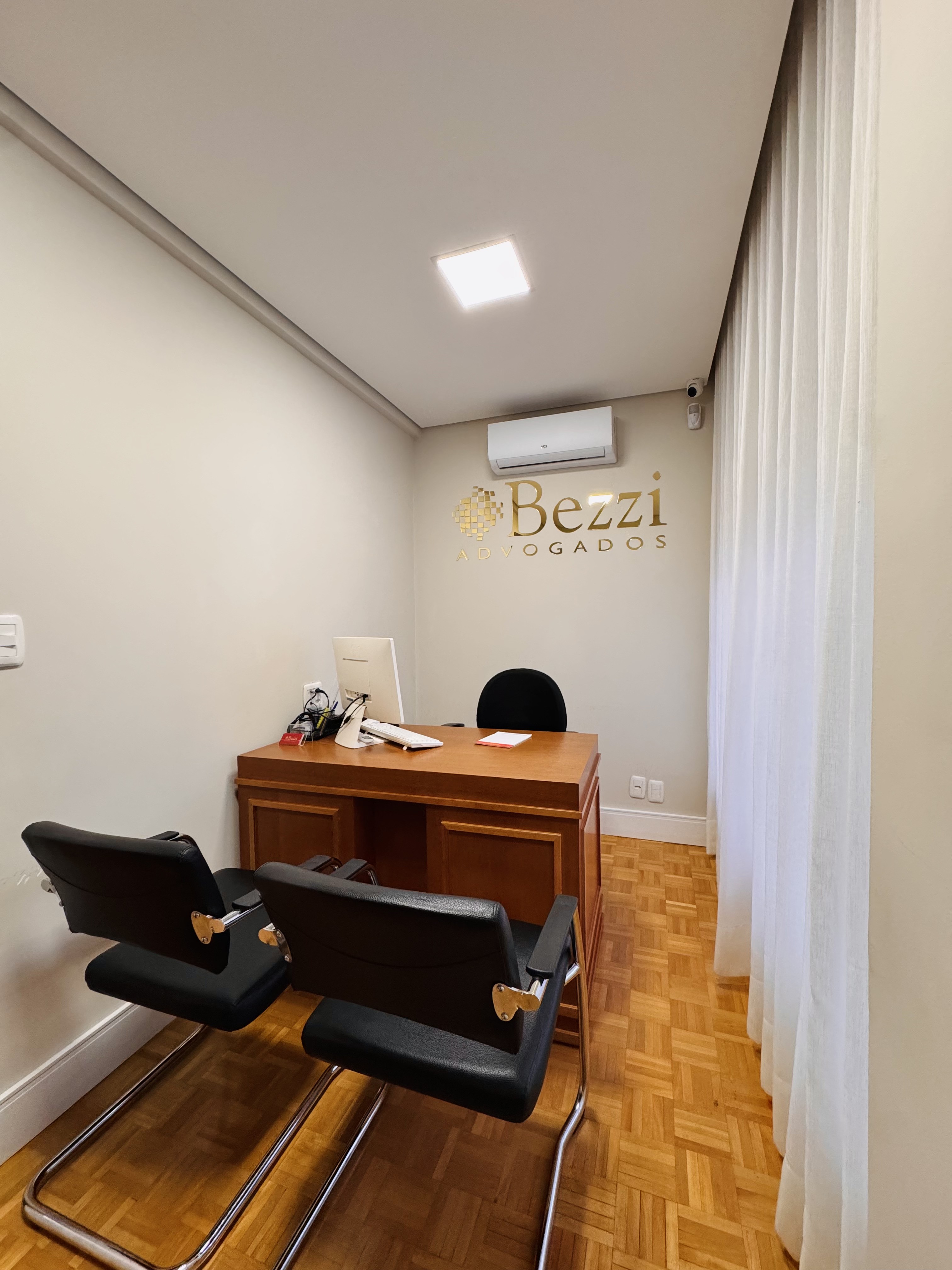 Sala de atendimento da Bezzi Advogados